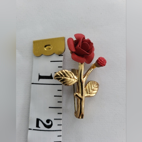 Vintage gold-tone metal red rose flower brooch pin. - Picture 2 of 3